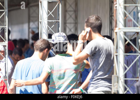 Catane, Italie. 17 août, 2015. Les migrants en attente d'identification. Credit : Simone Genovese/Alamy Live News Banque D'Images