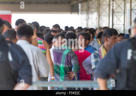 Catane, Italie. 17 août, 2015. Les migrants en attente d'identification. Credit : Simone Genovese/Alamy Live News Banque D'Images