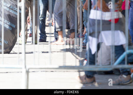 Catane, Italie. 17 août, 2015. Les migrants en attente d'identification. Credit : Simone Genovese/Alamy Live News Banque D'Images