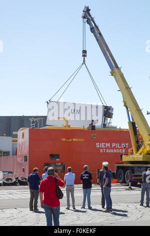 Catane, Italie. 17 août, 2015. réfrigérateur contenants avec 49 réfugiés morts. Credit : Simone Genovese/Alamy Live News Banque D'Images