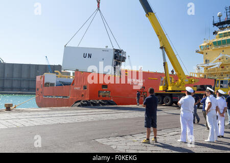 Catane, Italie. 17 août, 2015. réfrigérateur contenants avec 49 réfugiés morts. Credit : Simone Genovese/Alamy Live News Banque D'Images