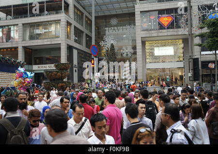 Les piétons qui traversent la route bondée à Bukit Bintang, Kuala Lumpur Banque D'Images