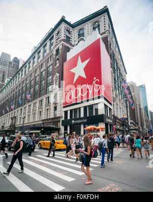 Le Macy's Herald Square magasin phare à New York le Mardi, Août 12, 2015. Macy's a rapporté des bénéfices du deuxième trimestre qui sont venus en dessous des attentes des analystes. Un dollar fort et le port de la côte ouest les ruptures sont cités comme raisons. L'ensemble des ventes a chuté de 1,5 pour cent. (© Richard B. Levine) Banque D'Images