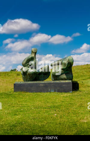 Statue en bronze de Henry Moore au Yorkshire Sculpture Park : inclinables en deux pièces Figure : Points. 1969-1970 Banque D'Images