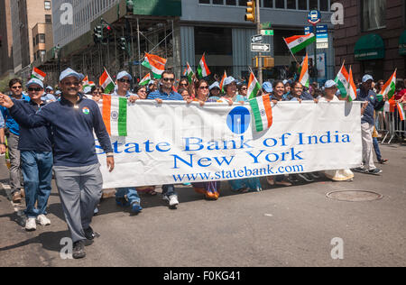 La Banque d'État du contingent indien de l'indépendance indienne marches Day Parade sur Madison Avenue. dimanche à New York, le 16 août, 2015. Maintenant à sa 35e année, le défilé célèbre le 68e anniversaire de la partition de l'Inde de la domination britannique le 15 août 1947. (© Richard B. Levine) Banque D'Images