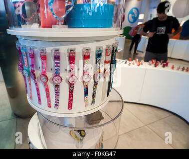 Le Swatch store à Times Square à New York le Mardi, Août 11, 2015. Swatch est le plus grand fabricant du monde de l'horlogerie et a presque terminé le contrôle vertical sur sa fabrication. (© Richard B. Levine) Banque D'Images