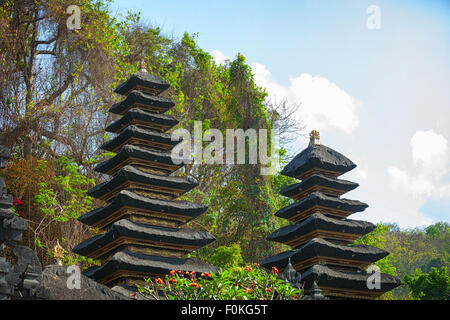 Des tas de guano de couvrir les nombreux niveaux de ces sanctuaires à Goa Lawah Bat Cave Temple, à Bali, en Indonésie. Banque D'Images