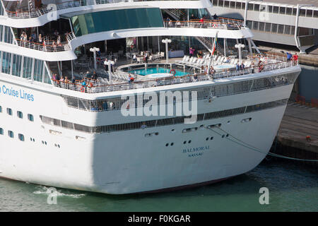 Bateau de croisière Balmoral MV détenu et exploité par Fred Olsen Cruise Lines à quai à Southampton en Angleterre Banque D'Images