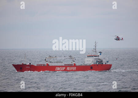 Reefer reefer Langfoss Eimskip navire dans la mer Baltique avec l'hélicoptère de recherche et sauvetage sauvetage blessé à bord Banque D'Images