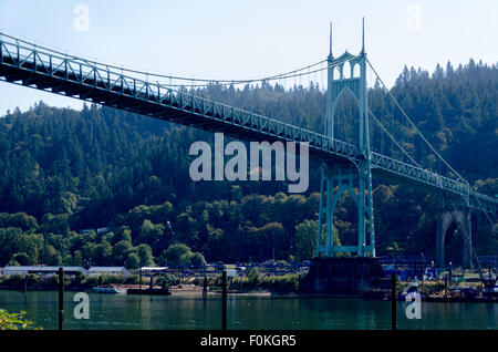 Le pont sur la rivière Willamette, Portland, Oregon, USA. Banque D'Images