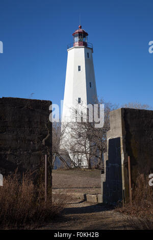 Sandy Hook jusqu'à Fort Hancock, New Jersey, est le plus ancien phare de travail aux États-Unis.