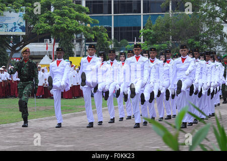 Lhokseumawe, Indonésie. Août 17, 2015. Les forces armées lever le drapeau national au cours de la célébration de la Journée de l'indépendance qui a eu lieu dans le domaine de l'Hiraq. Le jour de l'indépendance de l'Indonésie est observé de Jakarta pour de nombreuses petites villes et villages 17 000 îles de l'archipel. © Azwar/Pacific Press/Alamy Live News Banque D'Images