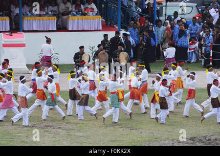 Lhokseumawe, Indonésie. Août 17, 2015. Les danseurs d'Aceh ont participé la danse de masse pour célébrer la fête de l'indépendance qui a eu lieu dans le domaine de l'Hiraq. Le jour de l'indépendance de l'Indonésie est observé de Jakarta pour de nombreuses petites villes et villages 17 000 îles de l'archipel. Credit : Azwar/Pacific Press/Alamy Live News Banque D'Images