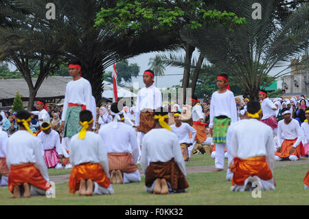 Lhokseumawe, Indonésie. Août 17, 2015. Les danseurs d'Aceh ont participé la danse de masse pour célébrer la fête de l'indépendance qui a eu lieu dans le domaine de l'Hiraq. Le jour de l'indépendance de l'Indonésie est observé de Jakarta pour de nombreuses petites villes et villages 17 000 îles de l'archipel. Credit : Azwar/Pacific Press/Alamy Live News Banque D'Images