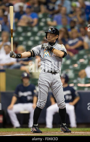 Milwaukee, Wisconsin, États-Unis. Août 17, 2015. Miami Marlins droit fielder Ichiro Suzuki # 51Mesures pour la plaque dans la première manche du jeu de la Ligue Majeure de Baseball entre les Milwaukee Brewers et les Marlins de Miami à Miller Park de Milwaukee, WI. John Fisher/CSM/Alamy Live News Banque D'Images