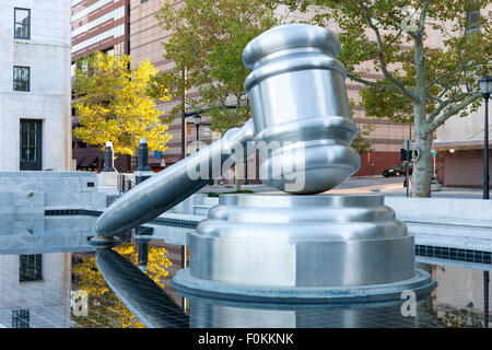 Le premier coup de marteau, une installation d'art public à l'extérieur de la Thomas J. Moyer centre judiciaire de l'Ohio à Columbus, Ohio. Banque D'Images