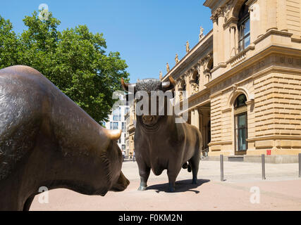 Allemagne, Francfort, Bull et des sculptures en bronze de l'ours à Stock Exchange Banque D'Images