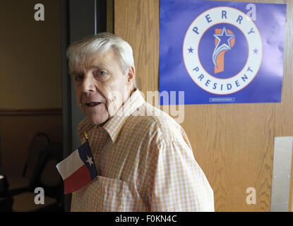 Storm Lake, Iowa, États-Unis. Août 17, 2015. SCOTT HANSON de San Antonio, TX, Texas un sport drapeau dans sa poche de chemise. Sa femme et lui consacre quelques pages dans l'Iowa lors d'une maison familiale à Lakeside, Iowa, et je voulais souhaiter un ''garçon'', Texas Texas ormeaux Gov. et candidat aux élections présidentielles, Rick Perry (R) et à un petit événement à Storm Lake, Iowa, le lundi, 17 août 2015, que sa compagnie aérienne vols ont été retardés par la météo. Les organisateurs locaux, affirme que de nombreuses personnes appelé demande si l'événement a été annulé en raison de la situation financière de Perry qui a été récemment signalée. Credit : Jerry Mennenga/ZUMA/Alamy Fil Live News Banque D'Images