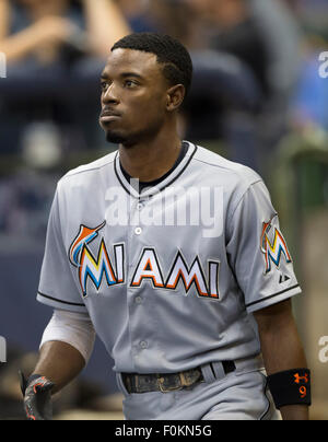 Milwaukee, Wisconsin, États-Unis. Août 17, 2015. Le deuxième but des Marlins de Miami Dee Gordon # 9 de la Ligue majeure de baseball pendant les match entre les Milwaukee Brewers et les Marlins de Miami à Miller Park de Milwaukee, WI. John Fisher/CSM/Alamy Live News Banque D'Images