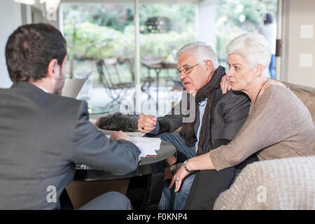 Couple à la tenue d'une réunion avec vendeur Banque D'Images