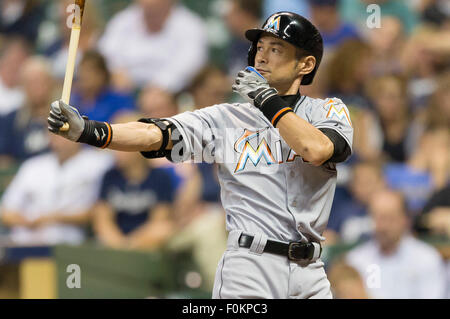 Milwaukee, Wisconsin, États-Unis. Août 17, 2015. Le voltigeur des Marlins de Miami Ichiro Suzuki # 51 jusqu'à chauve-souris dans le jeu de la Ligue Majeure de Baseball entre les Milwaukee Brewers et les Marlins de Miami à Miller Park de Milwaukee, WI. John Fisher/CSM/Alamy Live News Banque D'Images