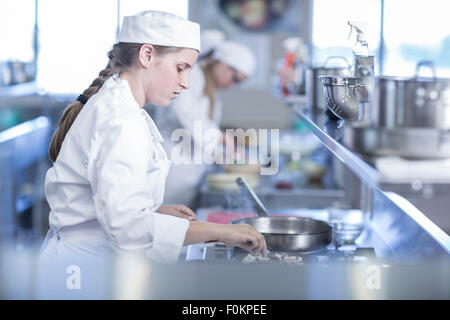 Adolescente dans la cuisine cuisine cantine Banque D'Images