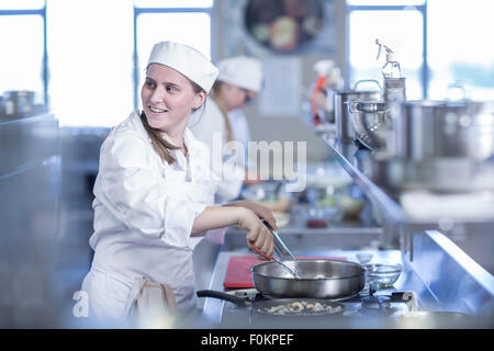 Adolescente dans la cuisine cuisine cantine Banque D'Images