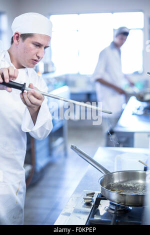 La cuisson à cuisine cantine adolescent Banque D'Images