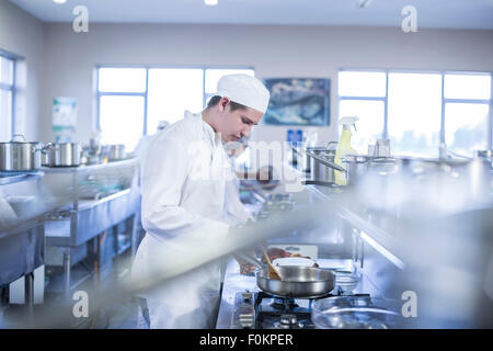 La cuisson à cuisine cantine adolescent Banque D'Images