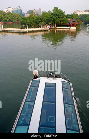 Bateau de tourisme sur le lac Rong, une partie de deux rivières de Guilin et quatre lacs Scenic Area Banque D'Images