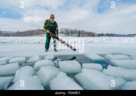 John Bieber se prépare à vu à travers la glace durant les Tully Area Historical Society Ice Harvest Festival à New York Banque D'Images