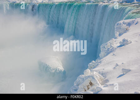 Un dépôts partiellement congelé Horseshoe Falls 600 000 gallons par seconde dans la rivière Niagara à Niagara Falls, Canada. Banque D'Images