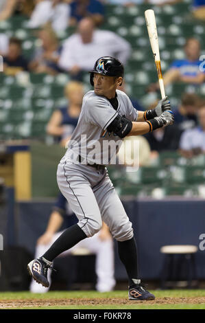 Milwaukee, Wisconsin, États-Unis. Août 17, 2015. Miami Marlins droit fielder Ichiro Suzuki # 51 jusqu'à chauve-souris dans le jeu de la Ligue Majeure de Baseball entre les Milwaukee Brewers et les Marlins de Miami à Miller Park de Milwaukee, WI. John Fisher/CSM/Alamy Live News Banque D'Images