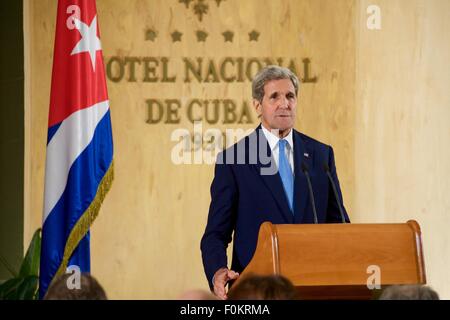 Le secrétaire d'Etat John Kerry lors d'une conférence de presse conjointe avec le Ministre des affaires étrangères cubain Bruno Rodriguez à l'Hôtel Nacional, 14 août 2015 à La Havane, Cuba. La réouverture de l'ambassade des États-Unis à Cuba pour la première fois depuis 1961. Banque D'Images