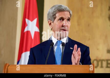 Le secrétaire d'Etat John Kerry lors d'une conférence de presse conjointe avec le Ministre des affaires étrangères cubain Bruno Rodriguez à l'Hôtel Nacional, 14 août 2015 à La Havane, Cuba. La réouverture de l'ambassade des États-Unis à Cuba pour la première fois depuis 1961. Banque D'Images