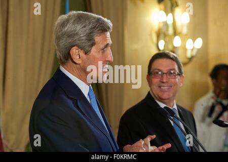 Le secrétaire d'Etat John Kerry lors d'une conférence de presse conjointe avec le Ministre des affaires étrangères cubain Bruno Rodriguez à l'Hôtel Nacional, 14 août 2015 à La Havane, Cuba. La réouverture de l'ambassade des États-Unis à Cuba pour la première fois depuis 1961. Banque D'Images