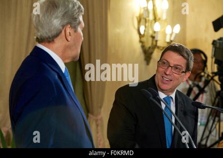 Le secrétaire d'Etat John Kerry lors d'une conférence de presse conjointe avec le Ministre des affaires étrangères cubain Bruno Rodriguez à l'Hôtel Nacional, 14 août 2015 à La Havane, Cuba. La réouverture de l'ambassade des États-Unis à Cuba pour la première fois depuis 1961. Banque D'Images