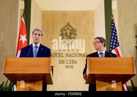 Le secrétaire d'Etat John Kerry lors d'une conférence de presse conjointe avec le Ministre des affaires étrangères cubain Bruno Rodriguez à l'Hôtel Nacional, 14 août 2015 à La Havane, Cuba. La réouverture de l'ambassade des États-Unis à Cuba pour la première fois depuis 1961. Banque D'Images