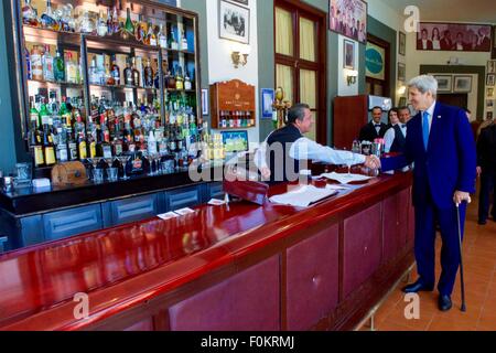 Le secrétaire d'Etat John Kerry, serre la main avec le barman de l'Hôtel Nacional avant sa conférence de presse conjointe avec le Ministre cubain des Affaires étrangères Bruno'Rodr guez, 14 août 2015 à La Havane, Cuba. La réouverture de l'ambassade des États-Unis à Cuba pour la première fois depuis 1961. Banque D'Images