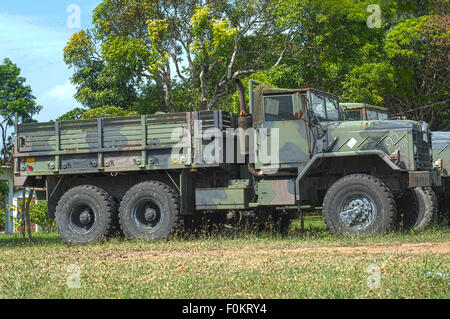 Image HDR d'un camion de l'Armée de terre assis sur un lot de terrain Banque D'Images