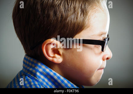 Closeup portrait of cute boy wearing glasses Banque D'Images