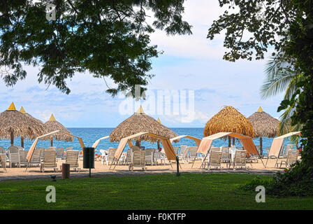 Tentes de plage le long de la côte à une belle plage resort Banque D'Images