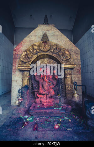 Très vieux beau rouge/rose un petit temple de Ganesh à Bhaktapur, Népal, 24 avril 2013. Banque D'Images