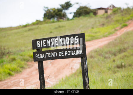 Bois d'entrée panneau disant 'Bienvenue à Roraima', Parc national Canaima. Banque D'Images