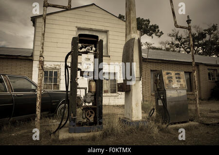 Ancienne rétro pompes à essence dans le paysage rural en Utah Banque D'Images