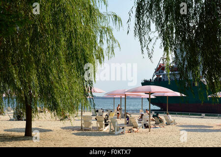 Toronto, Canada. 17 août 2015. Les gens se baigner de soleil du Sugar Beach à Toronto sur l'un de la journée la plus chaude de l'été. Credit : EXImages/Alamy Live News Banque D'Images