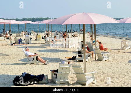 Toronto, Canada. 17 août 2015. Les gens se baigner de soleil du Sugar Beach à Toronto sur l'un de la journée la plus chaude de l'été. Credit : EXImages/Alamy Live News Banque D'Images