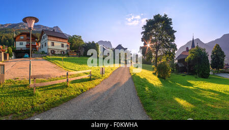 Amazing matin dans le village près de l'Resslern lac Grundlsee. Alpes, France, Europe. Banque D'Images