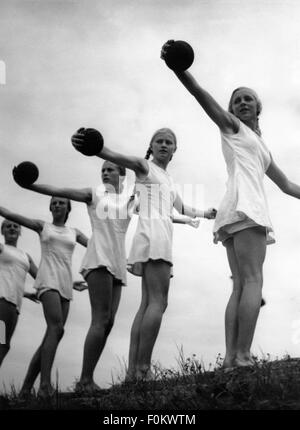 Nazisme / National socialisme, organisations, Ligue des filles allemandes (BDM), filles faisant du sport, exercices avec le ballon, 1940, droits additionnels-Clearences-non disponible Banque D'Images