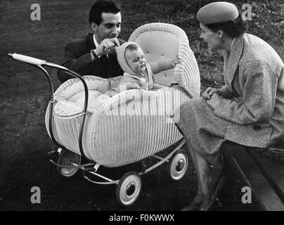 Personnes, famille, père et mère, fils, fille, parents avec enfant en pram, années 1950, droits additionnels-Clearences-non disponible Banque D'Images